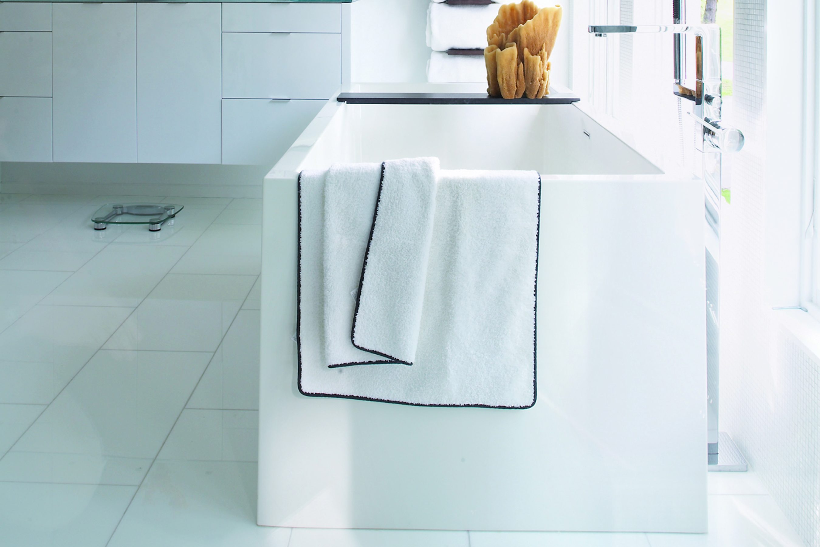 bc04-2 Alcove tub with white finish, wall tub